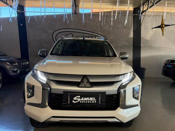 MITSUBISHI L200 TRITON 2.4 16V TURBO DIESEL SPORT HPE CD 4P 4X4 AUTOMÁTICO MITSUBISHI L200 TRITON 2.4 16V TURBO DIESEL SPORT HPE CD 4P 4X4 AUTOMÁTICO